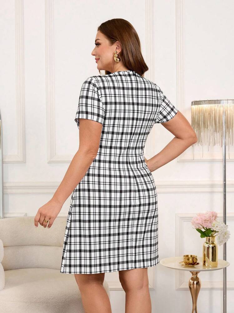 Reflora 加大码女式格子印花面料连衣裙，侧面饰有蝴蝶结，优雅时尚设计圆领休闲连衣裙 - 黑與白 - 查看 2