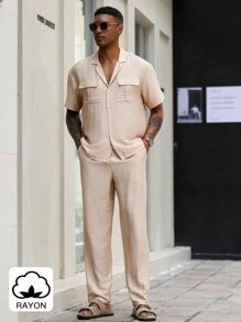 Manfinity Homme 纯色卡其色常规款短袖衬衫和裤子套装，带口袋细节，奶油色男装