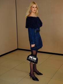 MOTF PREMIUM VESTIDO DE MEZCLILLA CON CINTURÓN, HOMBROS DESCUBIERTOS Y CONTRASTE DE PIEL SINTÉTICA