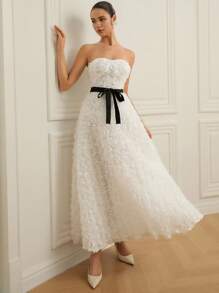 Aveloria Rosie Vestido romántico francés con bordado floral abundante, cinturón de contraste en la cintura, corpiño tipo bustier y falda acampanada