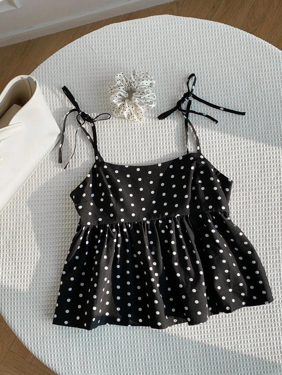 SHEIN Comfortcana 黑色波点露脐吊带背心，下摆采用褶皱喇叭形设计，休闲百搭。黑色波点吊带娃娃衫。 - 黑色 - 查看 1