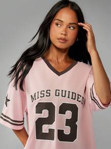 MISSGUIDED Áo thun bóng đá cỡ lớn, số áo kiểu đại học, cổ chữ V, dáng rộng, phong cách thể thao Mỹ cổ điển, tinh thần đồng đội, thời trang thường ngày, phong cách đường phố, sinh viên đại học, World Cup 2026, thể thao sành điệu, ngày thi đấu, phong cách đường phố, áo đấu bóng đá nam tính. - Hồng - Xem 5