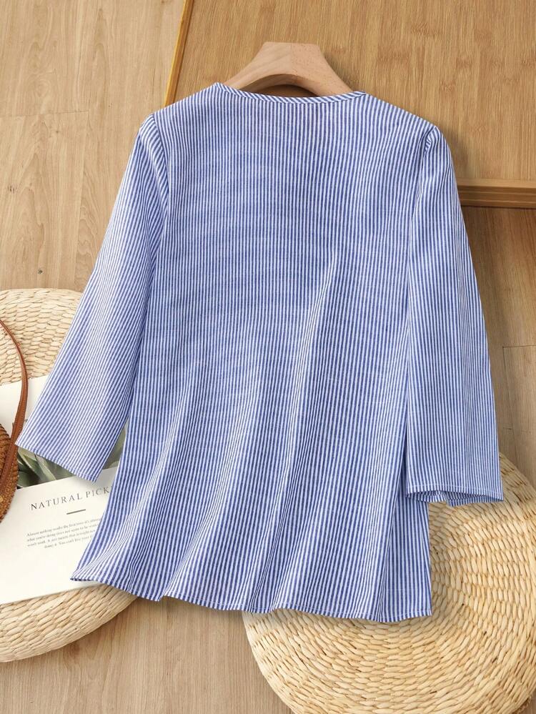 Blusa casual suelta con cuello en V de encaje de contraste, blusa superior a rayas azul y blanca con adorno de ganchillo, blusa de algodón, blusa túnica, ropa de mujer para otoño, ropa escolar, ropa casual de negocios, camisa a rayas para mujer, ropa de mujer, estilo Fairycore, para trabajo/oficina