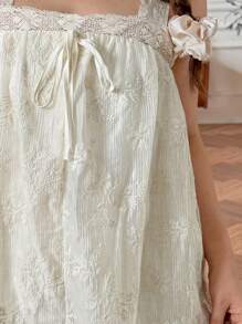 SHEIN LUNE Camiseta de tirantes elegante de talla grande con bordado floral de unicolor para el verano