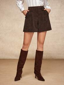 House of One Pantaloncini in camoscio con vita alta, pieghe e tasche inclinate, shorts casual da donna per autunno/inverno. Camicetta a righe con scollo a V, bottoni e maniche lunghe, top casual elegante da donna per l'ufficio e il business.