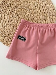 嬰兒男孩字母紋短袖毛衣+裝飾徽章+休閒短褲套裝，圓領常規袖型