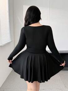 Vibekara 全新优雅休闲百搭黑色 U 领半开扣长袖腰部褶饰设计修身连衣裙，喇叭裙，迷人，度假 - 黑色 - 查看 2