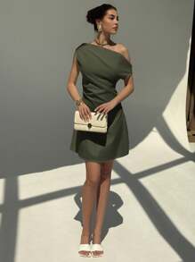 Aloruh 优雅不对称单肩性感收腰修身纯白色迷你休闲连衣裙 - 軍綠色 - 查看 4