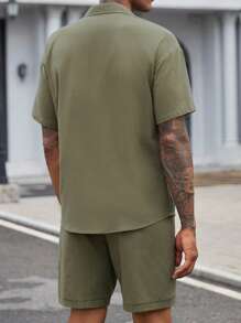 Manfinity Homme Bộ áo sơ mi tay ngắn có nút màu trơn phía trước và quần short có túi cho nam - xanh quân đội - Xem 2