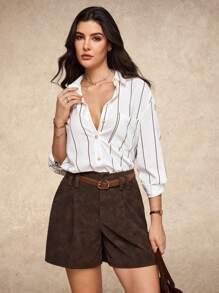 House of One Pantaloncini in camoscio con vita alta, pieghe e tasche inclinate, shorts casual da donna per autunno/inverno. Camicetta a righe con scollo a V, bottoni e maniche lunghe, top casual elegante da donna per l'ufficio e il business.