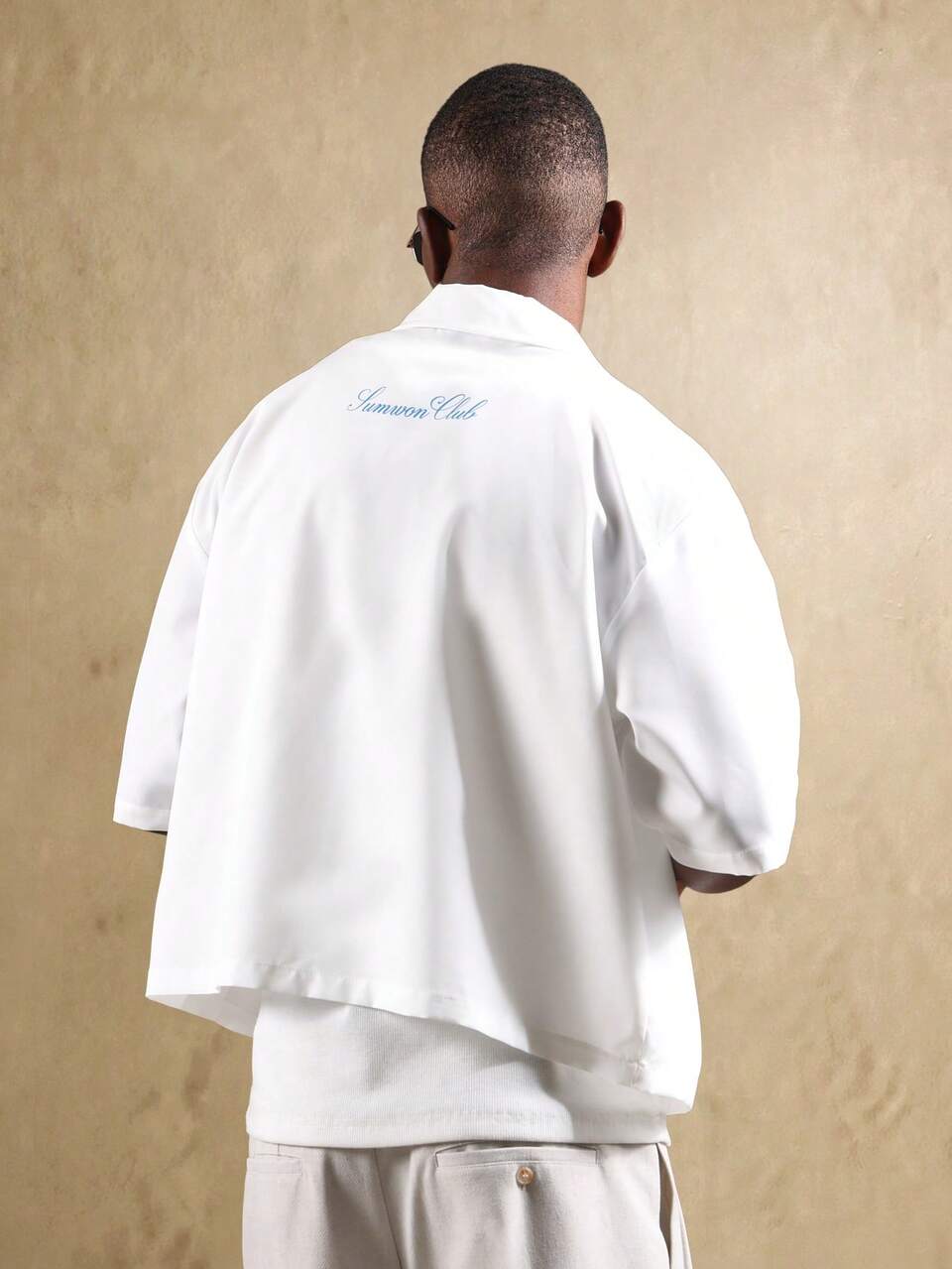 Camisa bordada con botones y estampado de ventana