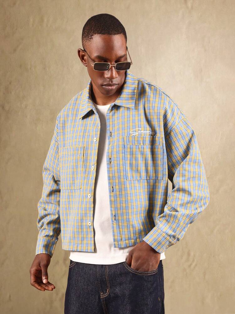 Kurzes kariertes Button-Down-Hemd mit überschnittenen Schultern