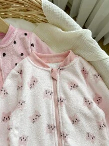 2 件套新生儿女孩可爱猫咪和心形印花罗纹领前拉链长袖连脚柔软保暖羊毛连体衣睡衣，适合秋冬季 - 粉色 - 查看 4