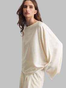 Ontre 2025新款女装系列，百搭实用。特色：船领长袖上衣，廓形独特，缎面面料，超大袖口，简约优雅的商务休闲装。此外，还有杏色船领长袖上衣，复古风的返校季风格，以及低调精致的都市通勤高品质商务休闲办公装。高端机场时尚。