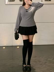 Dazy Plus t-shirt gris à manches longues pour femmes grande taille, col en V, couleur unie, avec nœud élastique et détail ajouré - Gris - Voir 4