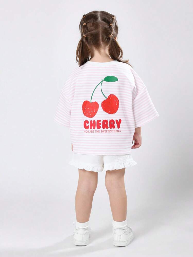 Camiseta de rayas con estampado de cerezas y pantalones cortos con volantes