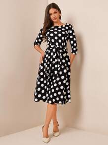 SHEIN Amorya Vestido midi elegante de mujer con ajuste ceñido en la cintura, con lunares blanco y negro y adorno de concha en las mangas cortas. Adecuado para uso casual, fiesta, cita, viaje en otoño, invierno y primavera. Vestido de lunares para mujer, atuendo casual de negocios, salida nocturna, atuendo de maestra, atuendo de iglesia - Blanco y Negro - Ver 5