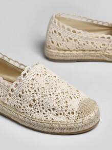 Solezae Women's Hollow Thick Bottom Closed Toe Espadrille Flats In Beige Color, Suitable For Daily And Outdoor Wear For Christmas - Beige - View 4