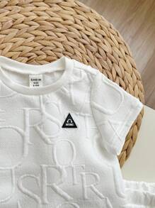 Bộ đồ thường ngày cho bé trai gồm áo tay ngắn in chữ 3D và quần short cạp chun. - trắng - Xem 3