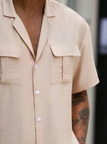 Manfinity Homme 纯色卡其色常规款短袖衬衫和裤子套装，带口袋细节，奶油色男装