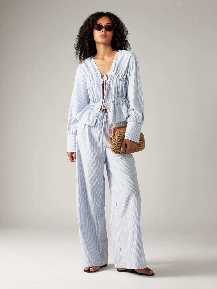 와이드 레그 팬츠와 스트라이프 타이 프런트 블라우스