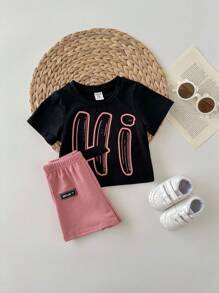 嬰兒男孩字母紋短袖毛衣+裝飾徽章+休閒短褲套裝，圓領常規袖型