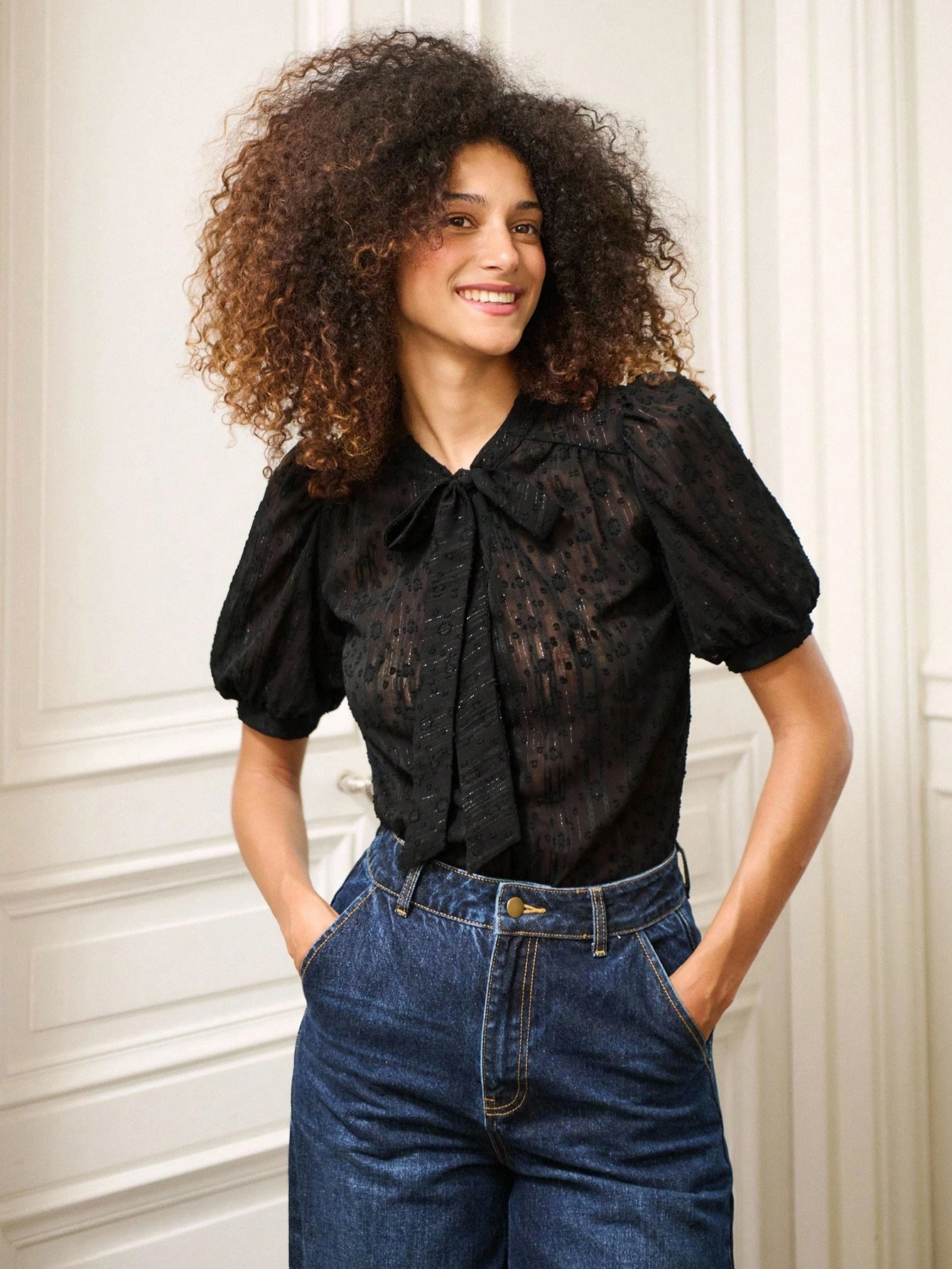 Blusa de gasa negra con estampado de lunares jacquard, mangas abullonadas y detalle de corbata en el cuello, top casual de negocios para maestros, primavera-verano