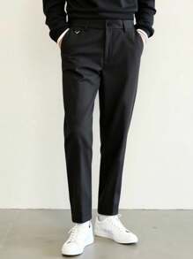 Manfinity Homme 男士休闲商务长裤采用简洁利落的剪裁和舒适的面料，完美融合了商务的干练与都市休闲风格。修身版型适合各种身材，轻松展现男士自信干练的形象。 - 黑色 - 查看 1