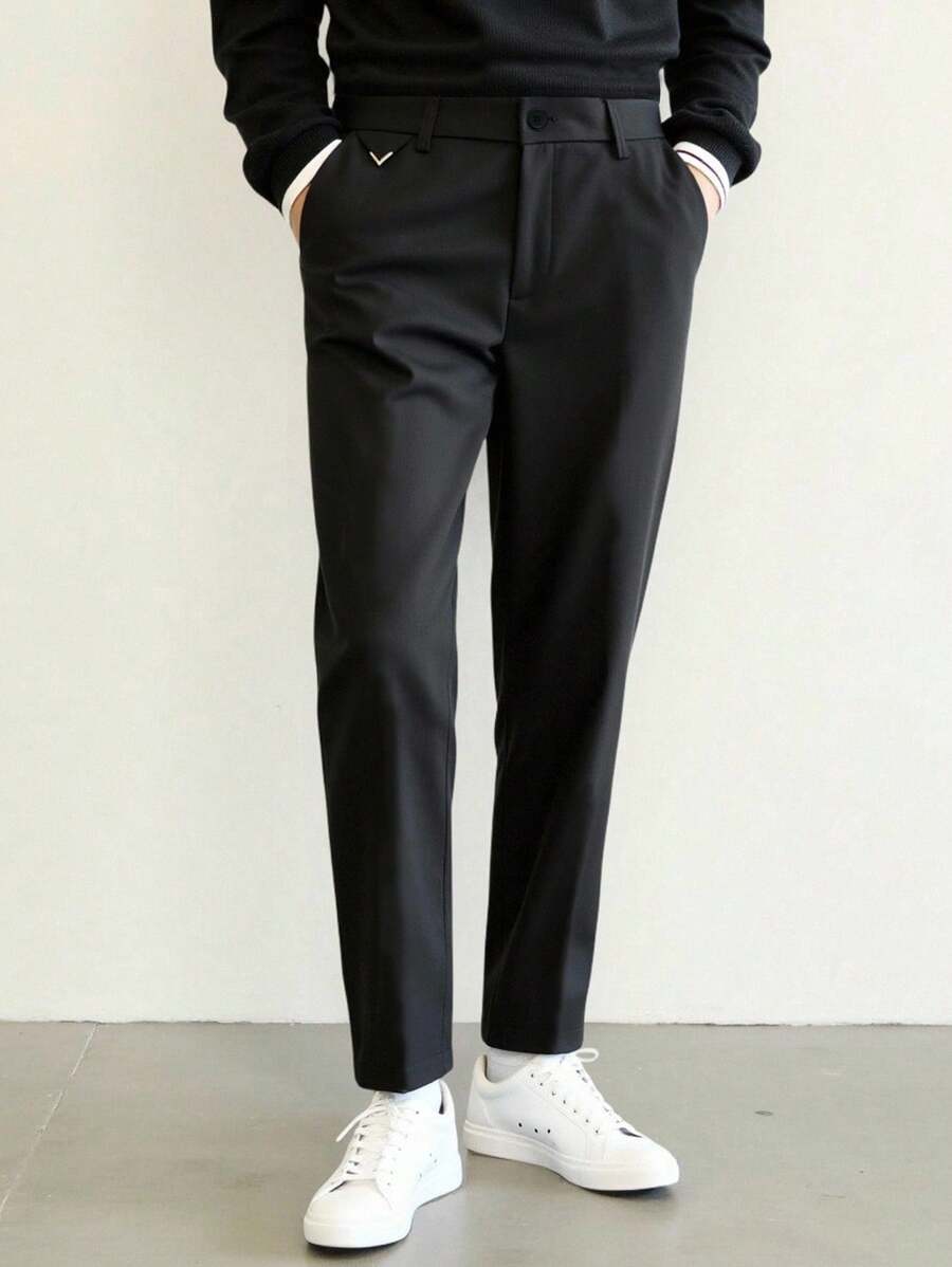 Manfinity Homme 男士休闲商务长裤采用简洁利落的剪裁和舒适的面料，完美融合了商务的干练与都市休闲风格。修身版型适合各种身材，轻松展现男士自信干练的形象。 - 黑色 - 查看 1