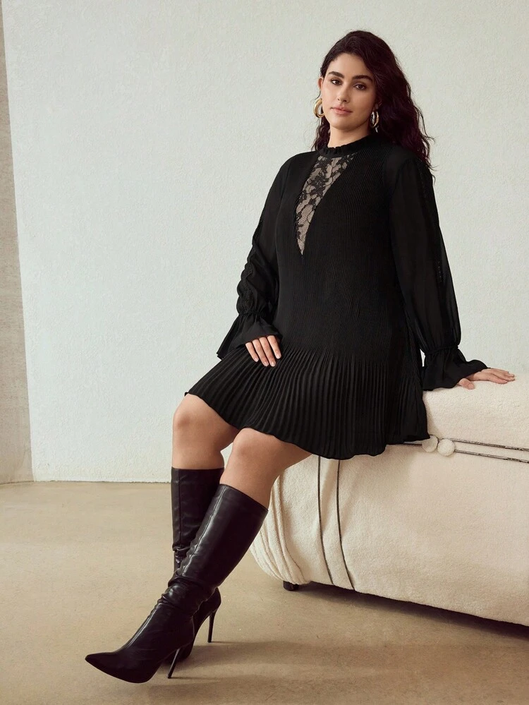 VESTIDO CORTO DE MANGA LARGA CON CUELLO FRUNCIDO, ENCAJE CONTRASTANTE Y PLIEGUES EN FORMA DE A PARA OTOÑO TALLA GRANDE