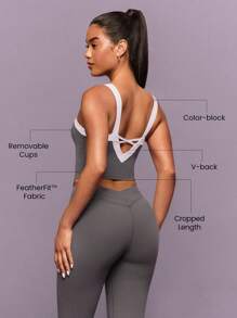 GLOWMODE FeatherFit™ Débardeur court rétro doux et élastique, évacuant la transpiration, avec bonnets amovibles, dos en V profond, bicolore. Adapté au yoga, au Pilates, à la barre, au gym, à l'usage quotidien et décontracté. - Gris foncé - Voir 2