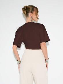 KIZN 镂空短款 T 恤金属环细节超大袖夏季个性上衣节日时尚美学腰部镂空休闲现代设计 - 咖啡棕 - 查看 2