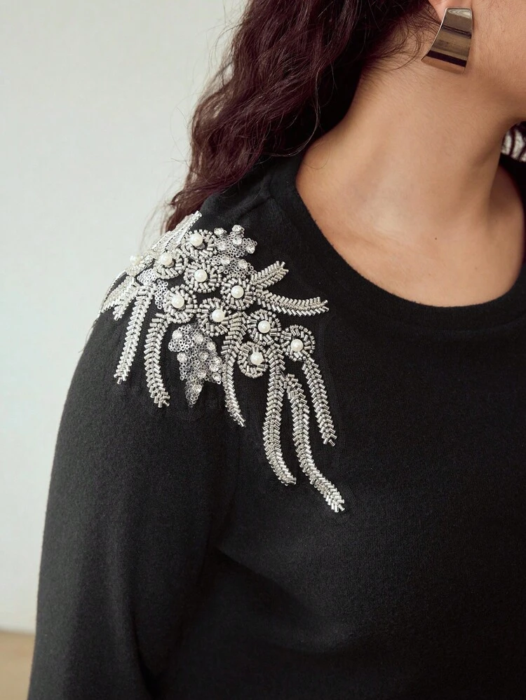 T-SHIRT SLIM FIT À MANCHES LONGUES AVEC DÉTAILS DE PERLES FAUSSES ET DE SEQUINS POUR GRANDES TAILLES