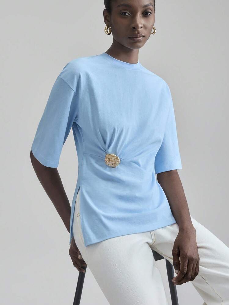 2025 Women's Solid Color Short Sleeve Round Neck T-Shirt, Metal Buckle Contrast Color, Asymmetric Design, Minimalist Chic Business Casual Urban Commuter, Elegant, Suitable For Teacher's Day, Urban Vacation, Island Vacation, Island Music Festival