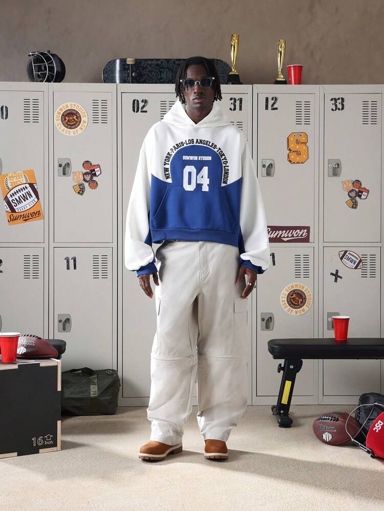 Moletom com capuz cropped e design de logotipo circular com cordão