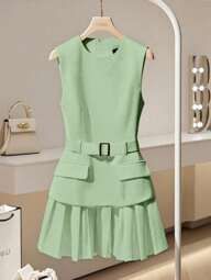 Franclia Élégante robe blanche tressée pour femmes, style français simple et polyvalent, col rond sans manches, taille avec ceinture, ourlet plissé. Convient pour le printemps/été, les tenues de bureau décontractées, la remise des diplômes