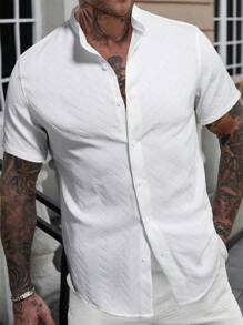 Manfinity CasualCool قميص رجالي أبيض كاجوال بأكمام قصيرة وياقة عالية مع أزرار - أبيض - مشاهدة 3