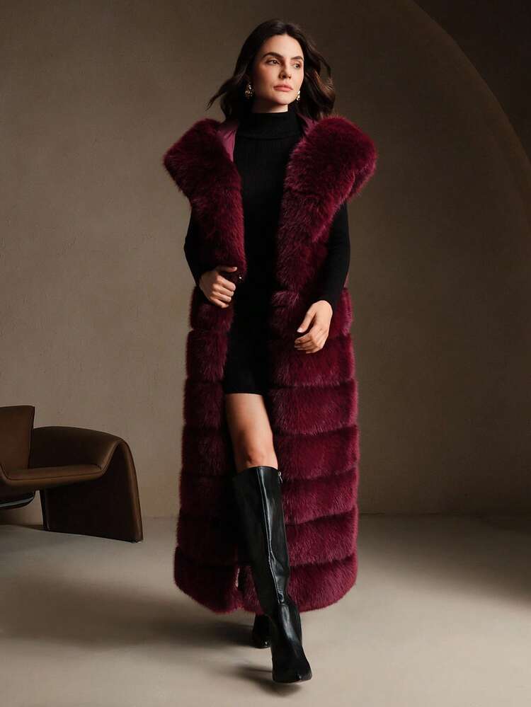 Gilet lungo con cappuccio in pelliccia ecologica di colore unito da donna