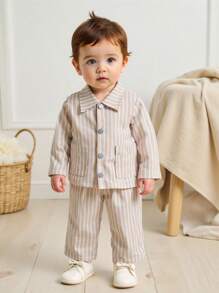 SHEIN Playful Pals Babyboy 春秋两件套卡其色条纹翻领长袖衬衫和直筒裤。经典条纹元素永不过时。风格简约休闲复古。两个小口袋增添一抹细节。采用梭织面料制成，面料厚度适中，宽松版型。适合派对、校园活动、居家休闲、婚礼等场合穿着。 - 卡其色 - 查看 6
