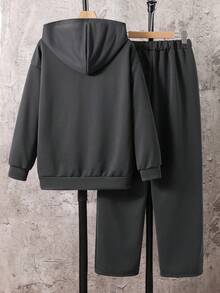 SHEIN 青少年男童休闲街头风纯色图案刺绣舒适平领卫衣和运动裤套装，适合通勤、上学、日常休闲、旅行、运动、聚会等场合。青少年男童连帽衫和运动裤两件套，青少年男童连帽衫和运动裤两件套，青少年男童连帽衫和运动裤套装，青少年连帽衫套装，男士运动服，秋冬季运动服，慢跑服。 - 深灰色 - 查看 4