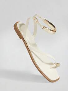 Solezae 女士方形镀金踝带环趾亮面PU人字拖凉鞋|从海滩到俱乐部的百搭之选 - 白色 - 查看 3