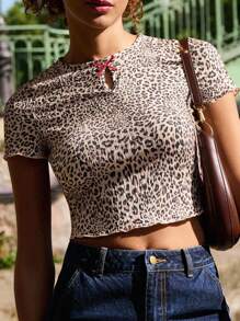 lacRébo Áo thun crop top họa tiết da báo có nơ đỏ và cổ khoét lỗ cho kỳ nghỉ thu đông - Nhiều màu - Xem 5