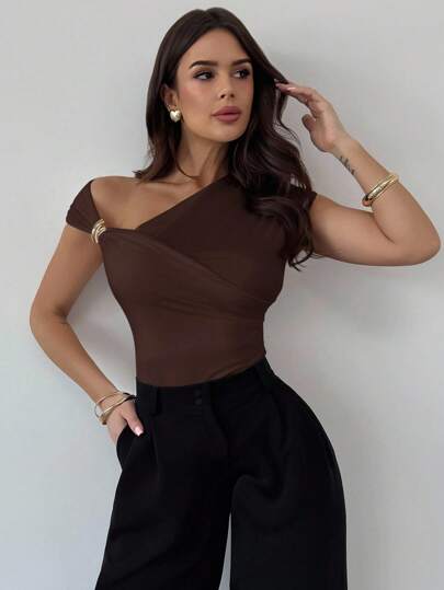 Firerie Camiseta ajustada y corta con hombro asimétrico, cintura fruncida y diseño minimalista elegante para uso diario, primavera-verano, atuendo de aeropuerto, conjuntos de vacaciones, maestros