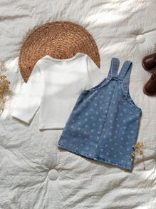 SHEIN Set de 2 piezas de camiseta de manga larga blanca y vestido peto vaquero con estampado floral pequeño para niñas bebés, atuendo casual cómodo para primavera/otoño - Azul - Ver 2
