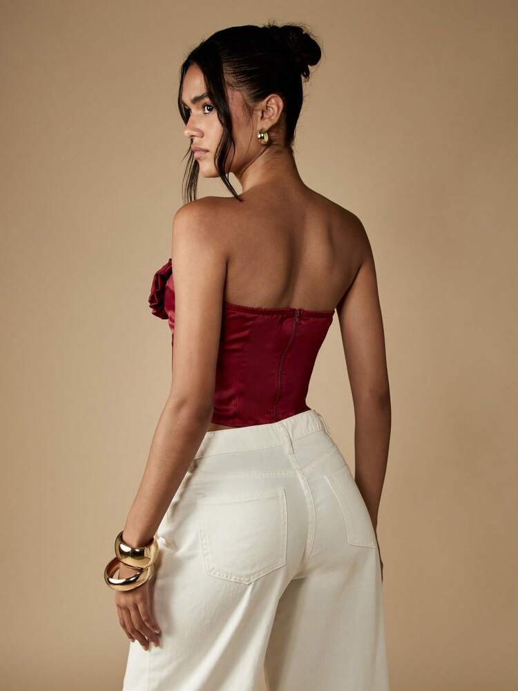 MISSGUIDED Elegante top a bustier in raso con dettagli a rosa, indossabile per eventi serali, con scollo a cuore senza spalline, adatto per invitati a matrimoni, con arricciature e stecche, struttura floreale, ideale per il Natale