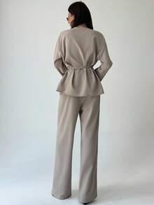 Aloruh 卡其色简约办公室通勤装：喇叭袖系带腰女式衬衫 + 阔腿长裤女式长裤，2 件套 - 卡其色 - 查看 3