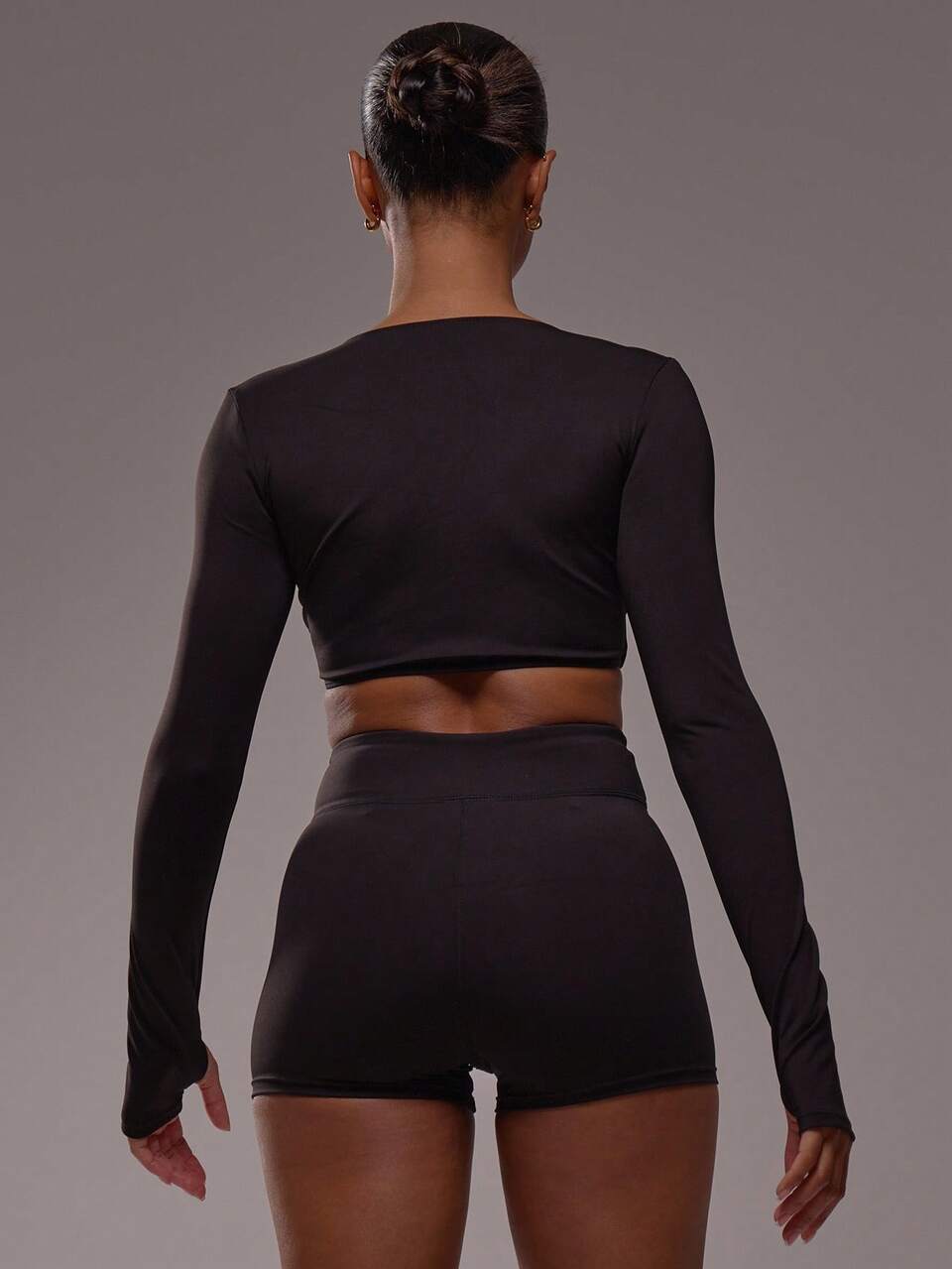 Ensemble coordonné avec Top court à manches longues avec détail de torsion avant et short avec détail de bande de taille en V. Tenue de sport, de gym, de Pilates, de yoga et de fitness