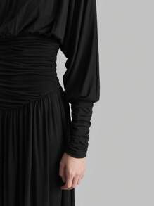 Ontre 2025 Nouvelle robe noire de printemps pour femmes avec col montant, plissée, manches lanternes, style minimaliste