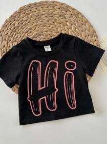 嬰兒男孩字母紋短袖毛衣+裝飾徽章+休閒短褲套裝，圓領常規袖型