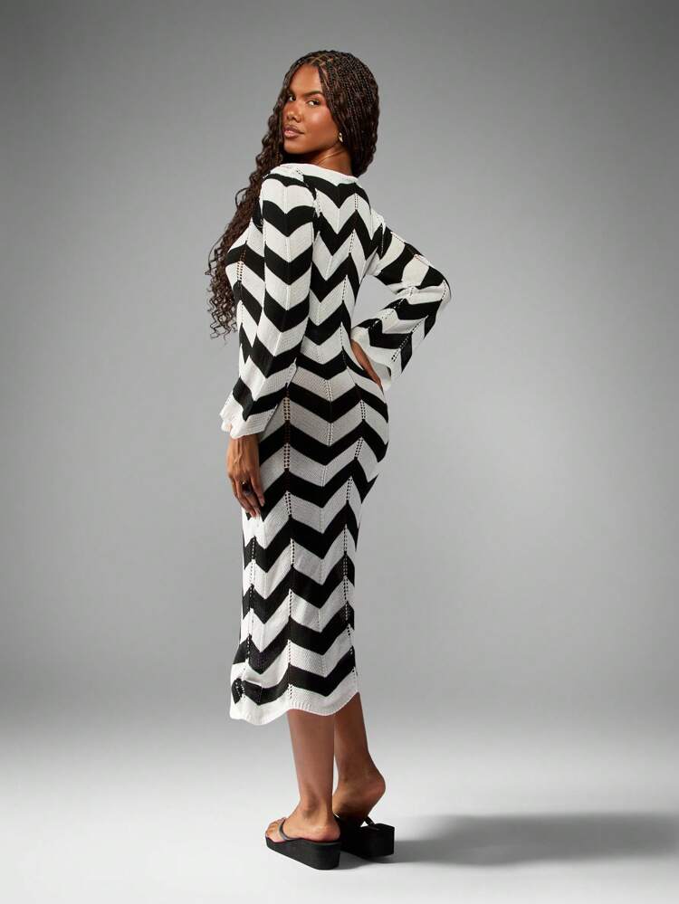 V넥 타이 디테일이 있는 지그재그 패턴 니트 스웨터 드레스